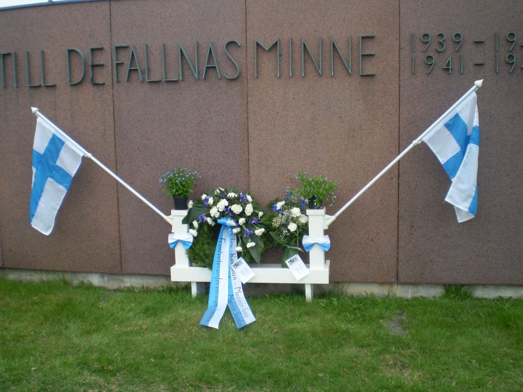 Vi firade de stupades dag i Malax Kyrka i går liksom överallt i Finland.
 Thea Hagfors från Krigsänkebarnen var med och var med och  bar blomsterbuketten. 
 En mycket värdig tillställning.
Vi var c:a 70 personer vid krigargravarna. Krigsänkebarnens bukett till höger
